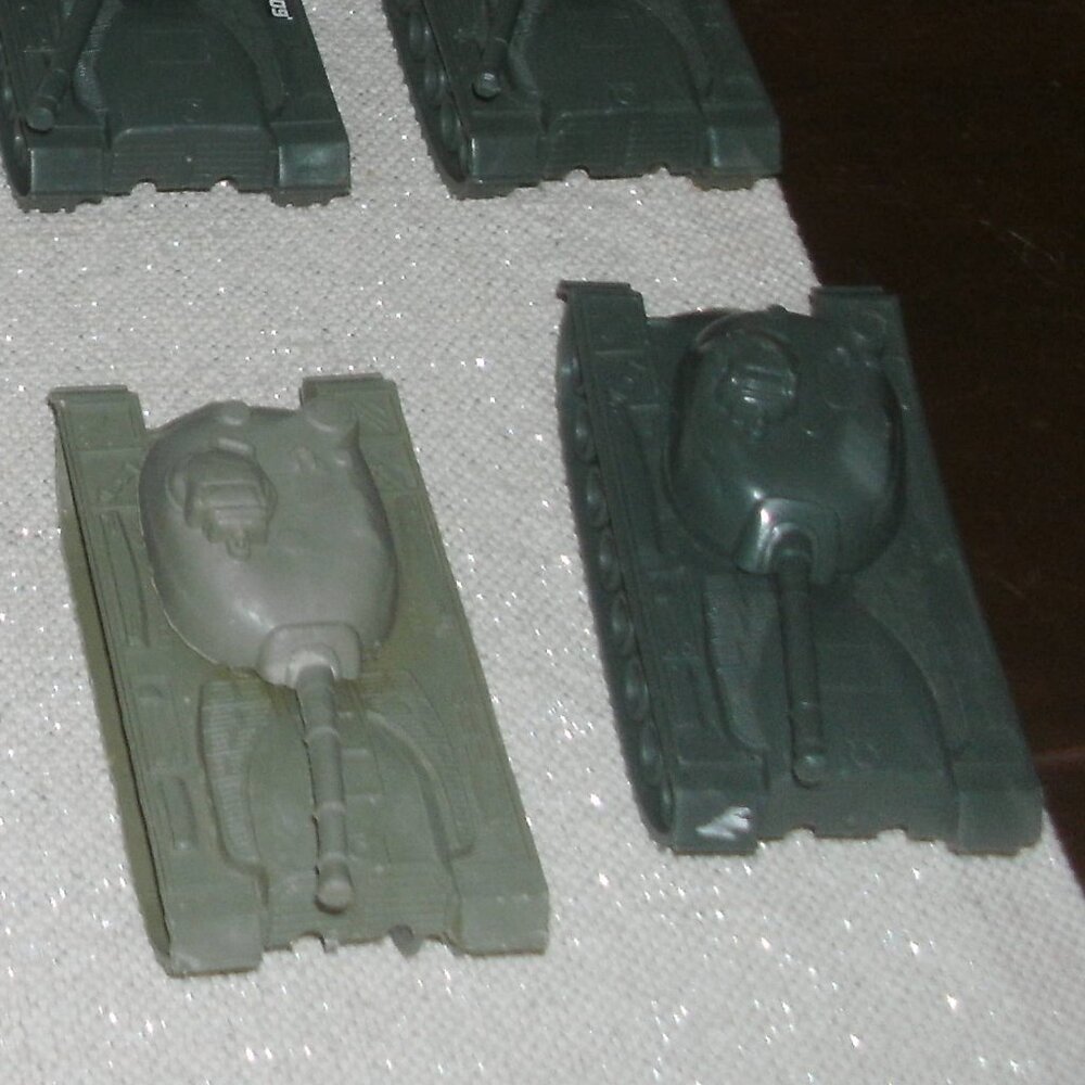 SET of 15 Collectible Toy Plastic Army Tanks each 5" Green Yellow & Tan - Picture 10 of 10